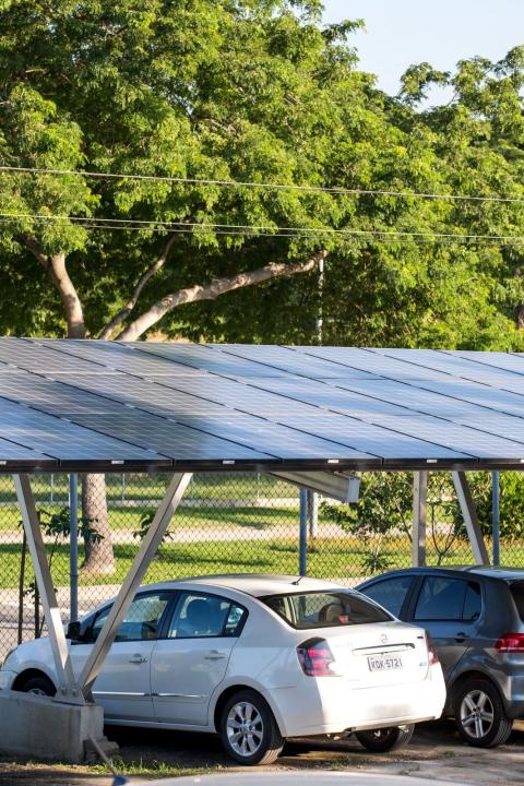 Estacionamento utiliza energia fotovoltaica