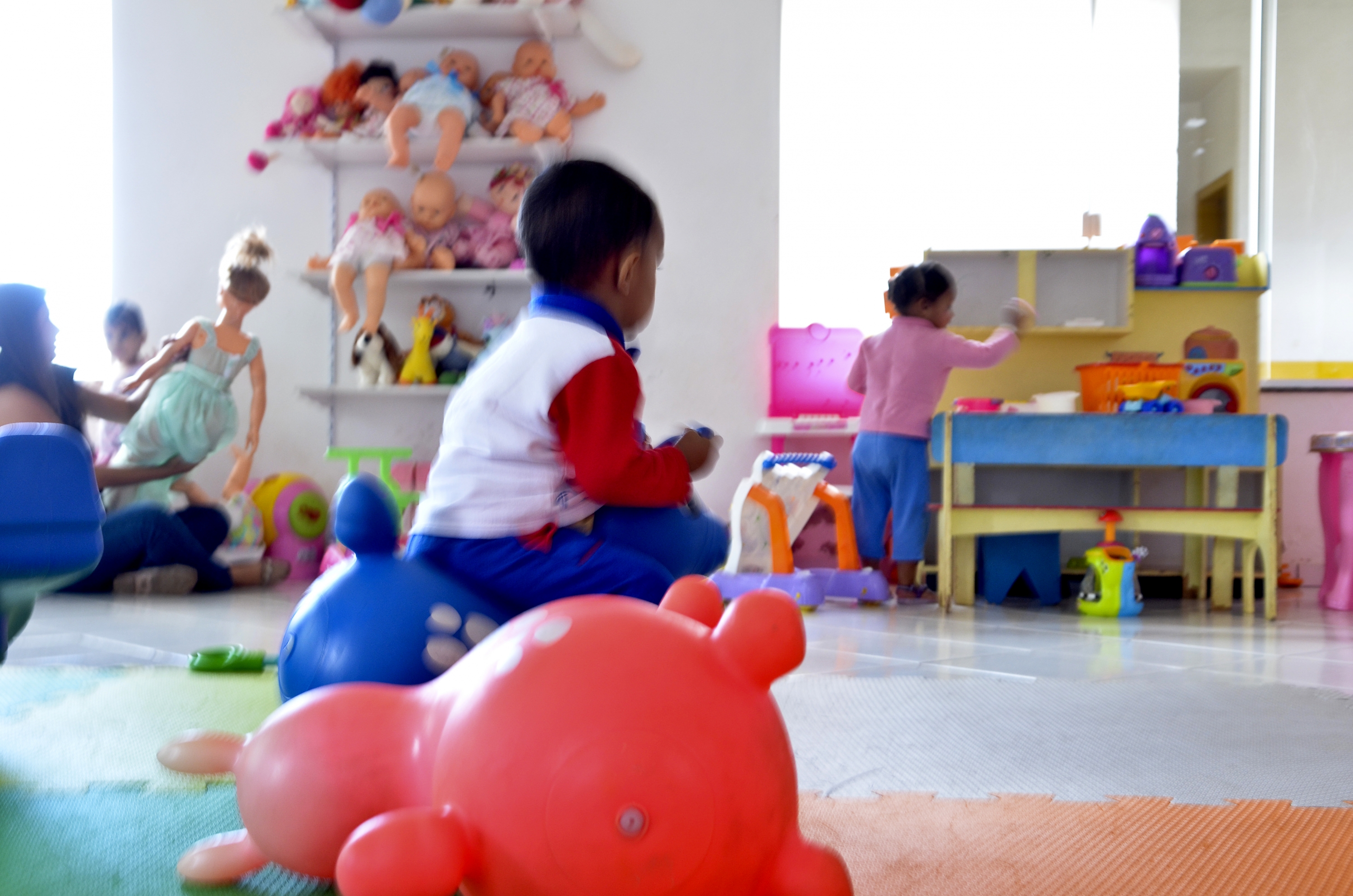 Crianças brincam em sala de recreação