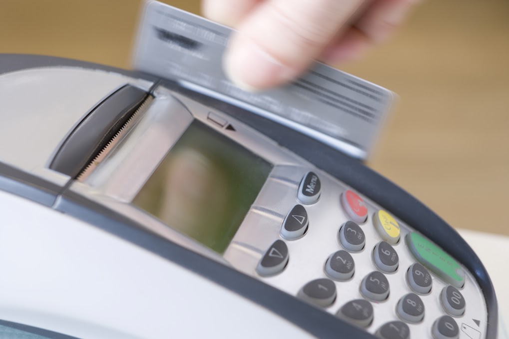 Cartão de crédito passando na máquina
