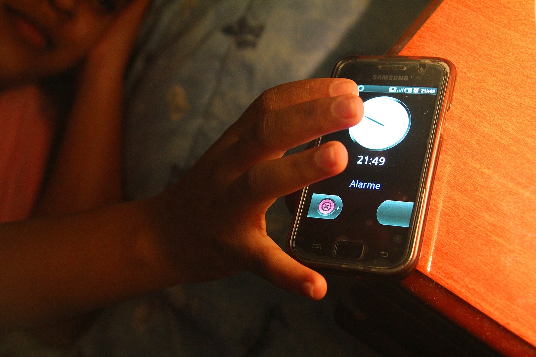 Uso de celular antes de dormir traz problemas sérios ao sono