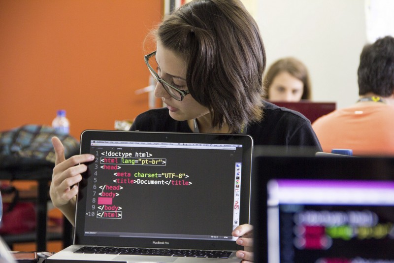 Mulher mostra códigos durante programação com software livre