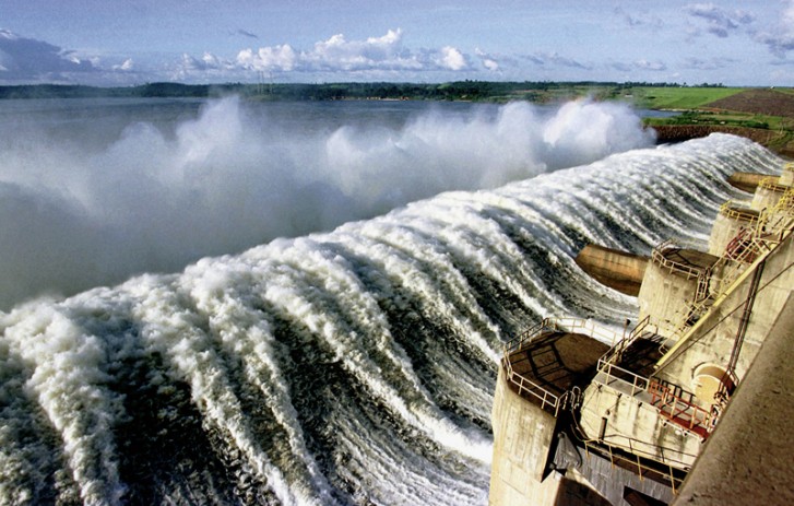 Hidrelétrica de Tucuruí, obra iniciada em 1975 no rio Tocantins, foi finalizada depois de 30 anos e custou cerca de 15 bilhões de dólares. Valor foi dez vezes mais do que o previsto inicialmente (Paulo Santos/2002/Amazônia Sob Pressão)