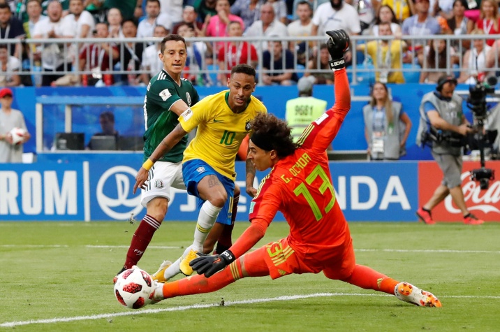Copa 2018: Guillermo Ochoa, do México, faz uma defesa do brasileiro Neymar