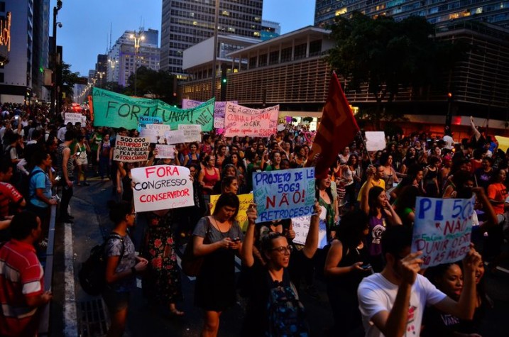 Mulheres protestam em SP contra projeto que trata de aborto