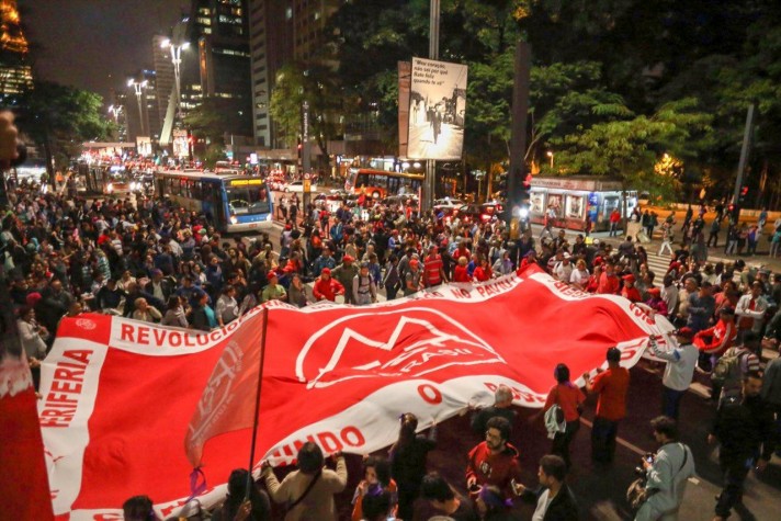 Manifestantes contra o impeachment fazem ato na avenida Paulista