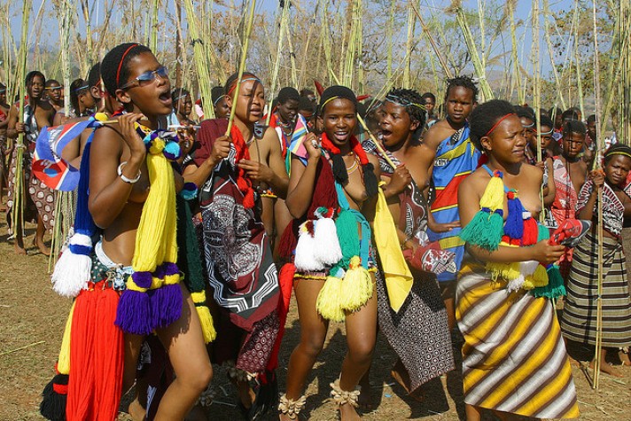 Rito de passagem reúne 80 mil adolescentes na Suazilândia 