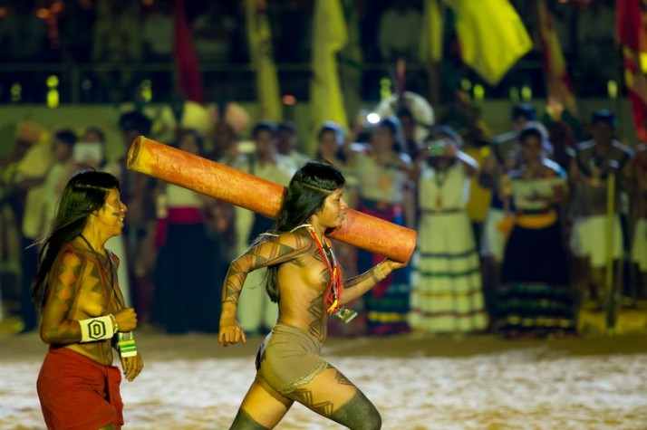 Corrida de tora na cerimônia de abertura dos Jogos Mundiais dos Povos Indígenas 