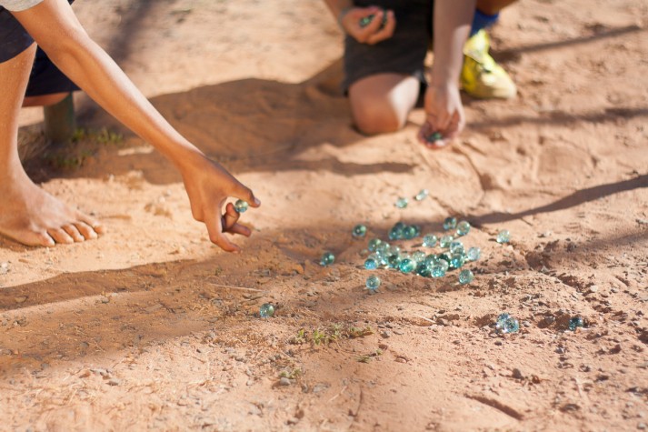 Crianças jogam bila: foto selecionada para ilustrar campanha contra a redução da idade penal