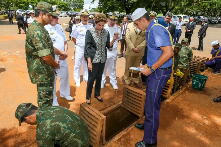 A presidenta Dilma Rousseff observa ações de combate ao Aedes aegypti na Marinha