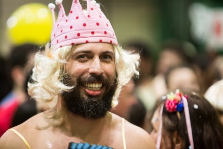 O folião Thieres Pinto sempre capricha na fantasia para o carnaval em Fortaleza