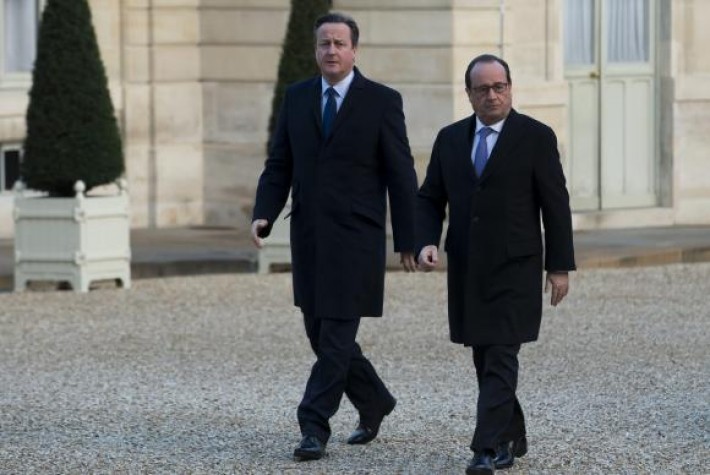 Hollande e Cameron visitam sala de espetáculos do Bataclan