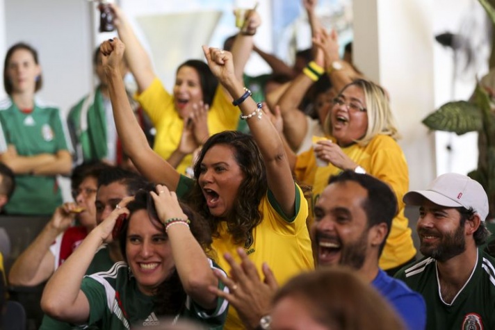A festa na Embaixada do México terminou ficando para os brasileiros, presenteados com a vitória por 2 a 0