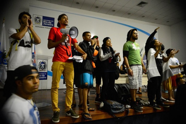Estudantes secundaristas ocupam Secretaria de Educação no Rio de Janeiro