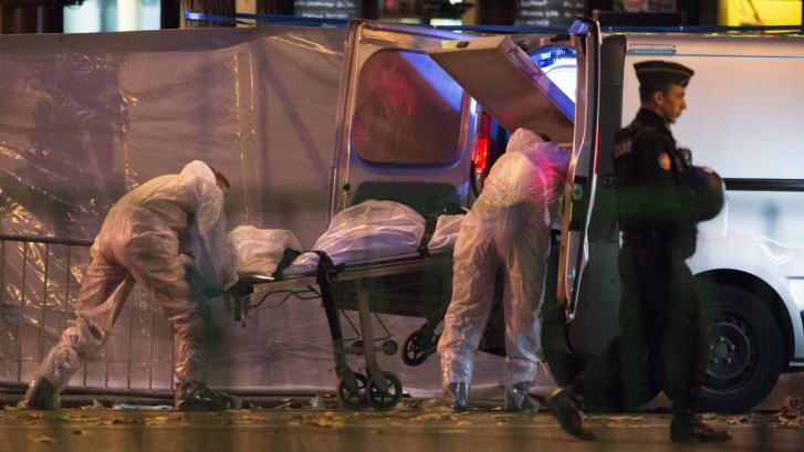 Resgate de corpo na casa de espetáculos Bataclan após atentado em Paris