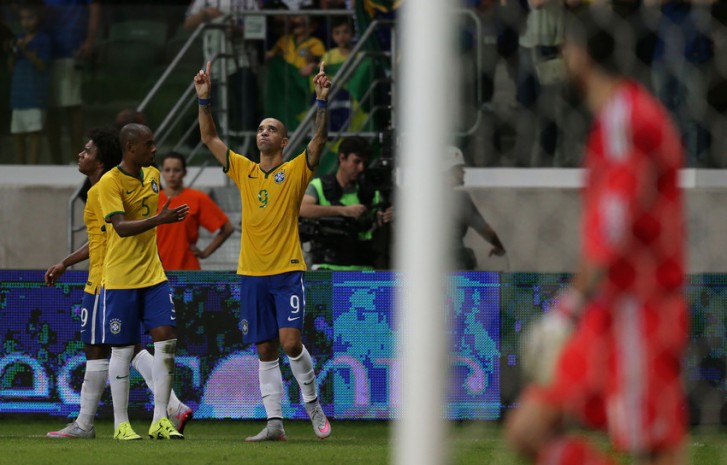 diego-tardelli-comemora-gol-pela-seleção-brasileira