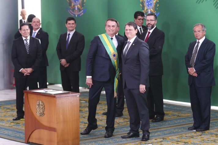 O presidente Jair Bolsonaro empossa o ministro da Infraestrutura, Tarcísio Gomes de Freitas