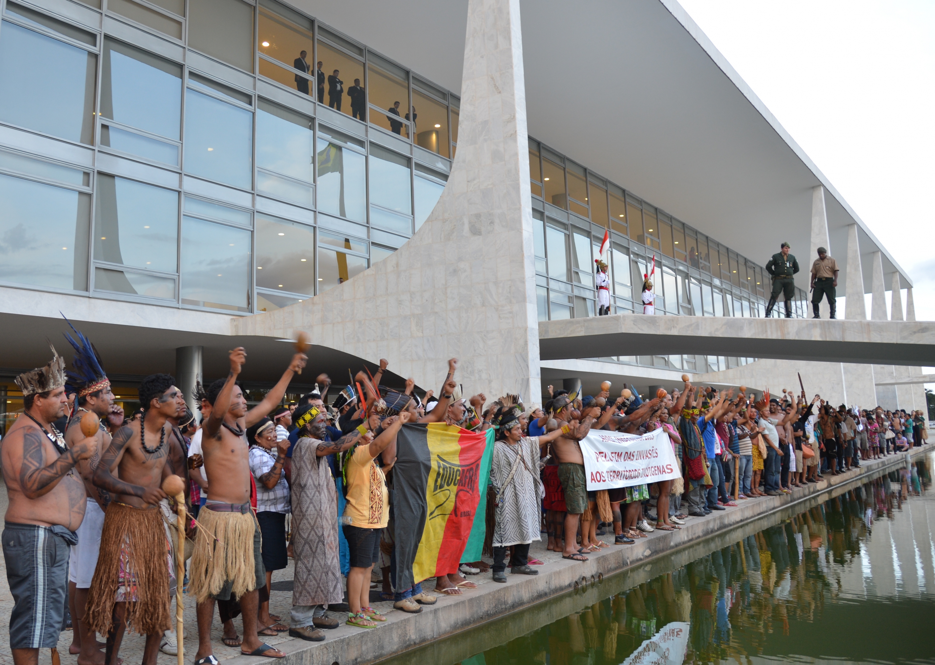 Brasília, 18/04/2013 – Índios fazem manifestação no Palácio do Planalto
