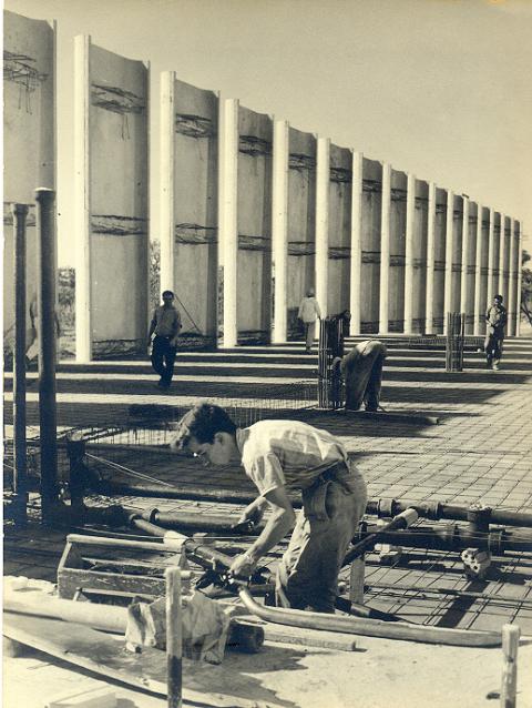 Trabalhadores durante construção da Universidade de Brasília