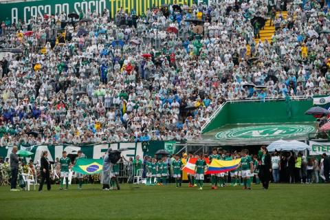 Arena Condá lotada para homenagem às vítimas da Chapecoense