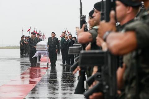 Caixões com vítimas da Chapecoense são recebidos com honras militares