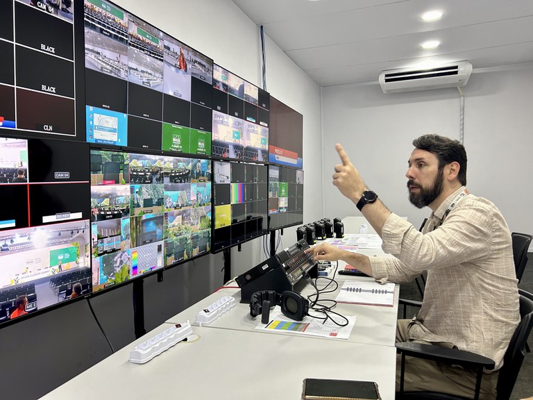 Diretor-Geral da EBC, Bráulio Ribeiro, acompanha os testes de imagem e som diretamente do Master Control Room (MCR). Foto: Divulgação Diretor-Geral da EBC, Bráulio Ribeiro, acompanha os testes de imagem e som diretamente do Master Control Room (MCR). Foto: Divulgação