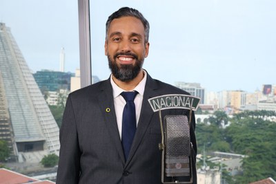 Thiago Regotto com microfone da Rádio Nacional / Crédito: Rovena Rosa / Agência Brasil Thiago Regotto com microfone da Rádio Nacional / Crédito: Rovena Rosa / Agência Brasil