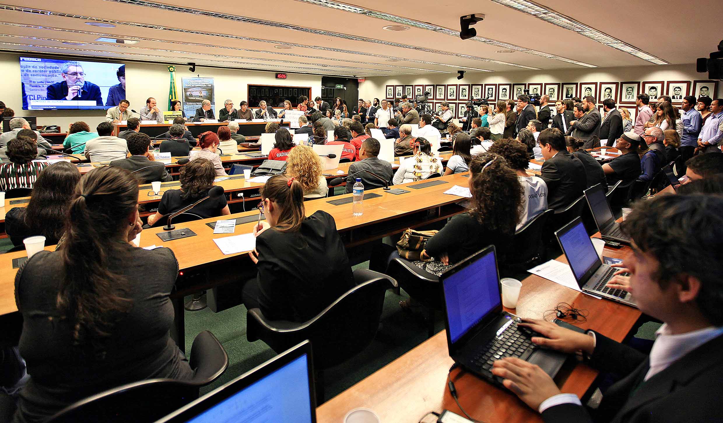 Manifestantes e apoiadores da EBC encheram plenário durante audiência