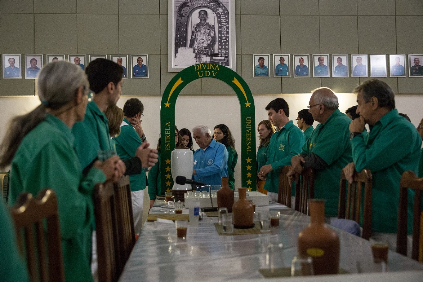 Praticantes dessa tradição espírita comungam o chá hoasca - também conhecido como ayahuasca