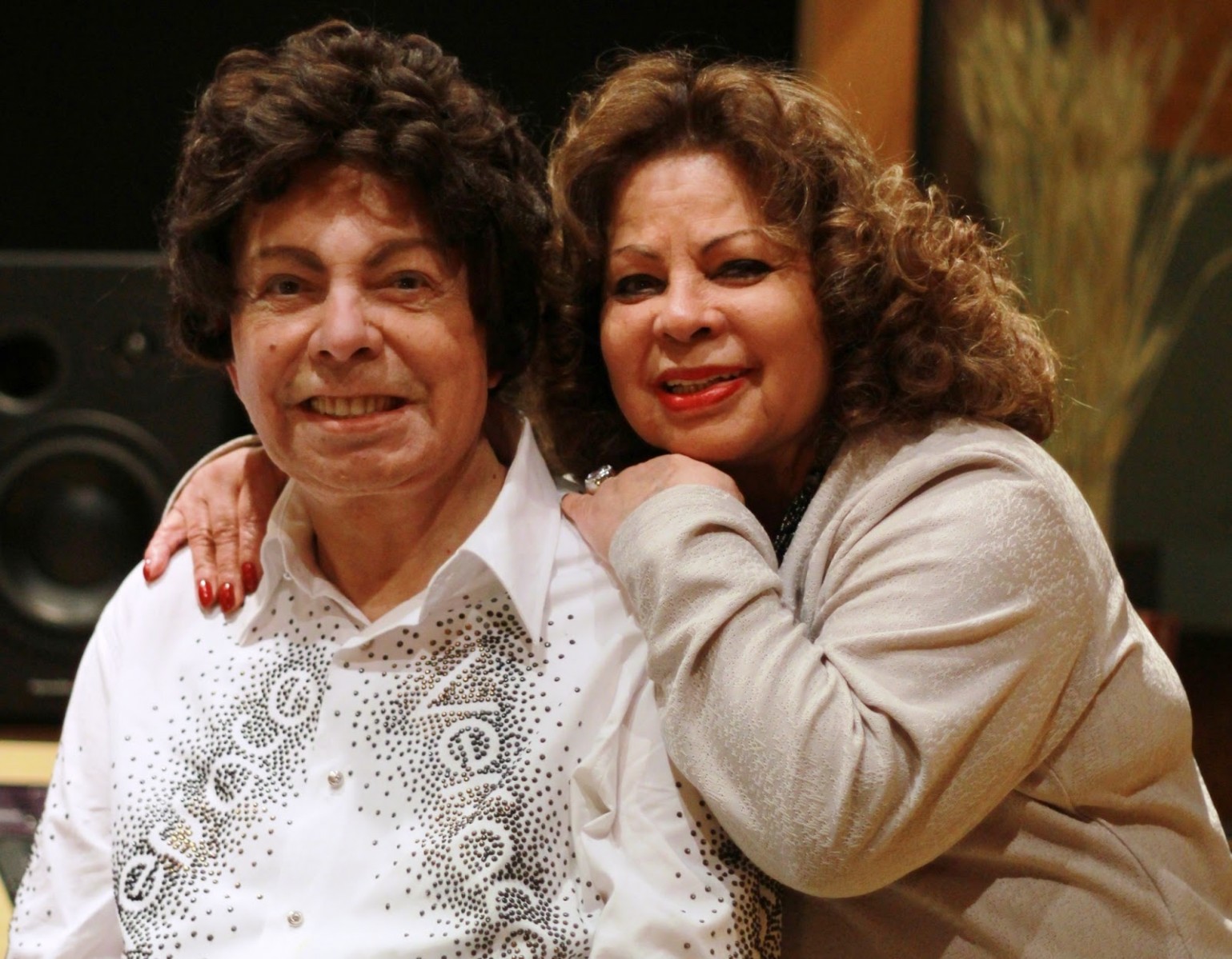 Leda Nagle recebe ídolos da era do rádio brasileiro para falar sobre o novo encontro