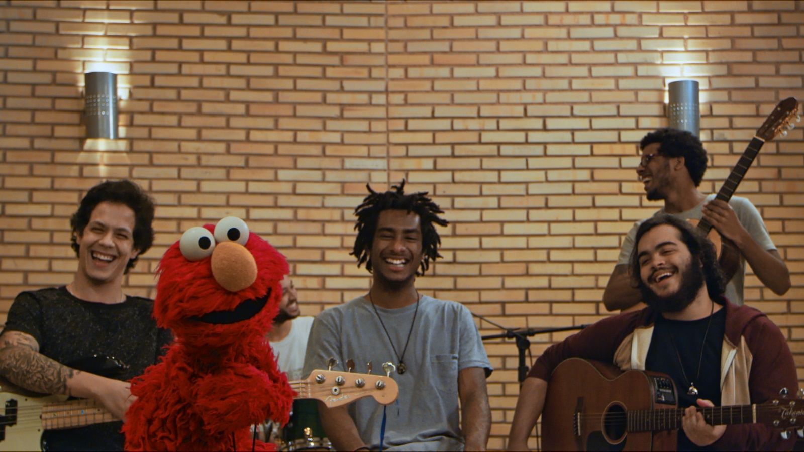 Elmo conhece os integrantes do grupo e sonha cantar junto com os músicos