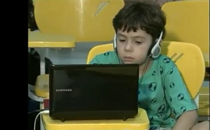 Criança no computador 2